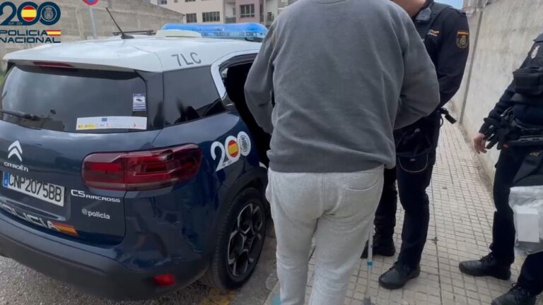 El detenido, en la comisaría de Policía Nacional en Manacor.