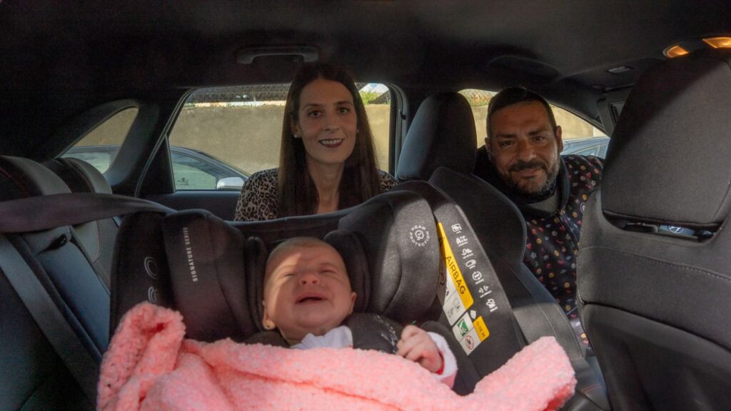 Lorena Muñoz y Nando Monterde con su hija Sabela en el coche donde la pequeña nació