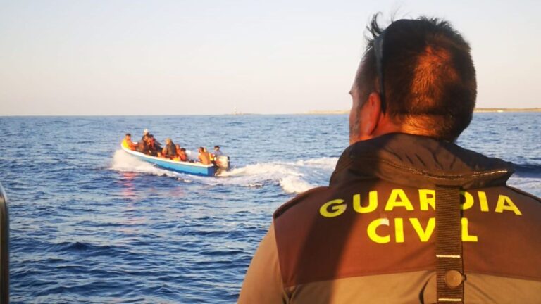 Una patera es interceptada en aguas de Formentera.