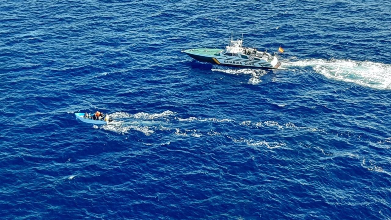 La Guardia Civil intercepta 15 migrantes llegados en patera a Formentera