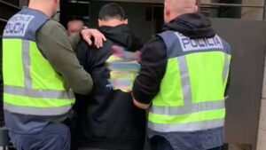 Agentes de la Polic&iacute;a Nacional llevan detenido al presunto conductor fugitivo. / POLIC&Iacute;A NACIONAL