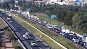 Imagen de las retenciones a las 9:00 horas en el kil&oacute;metro 19 de la autopista de Inca.