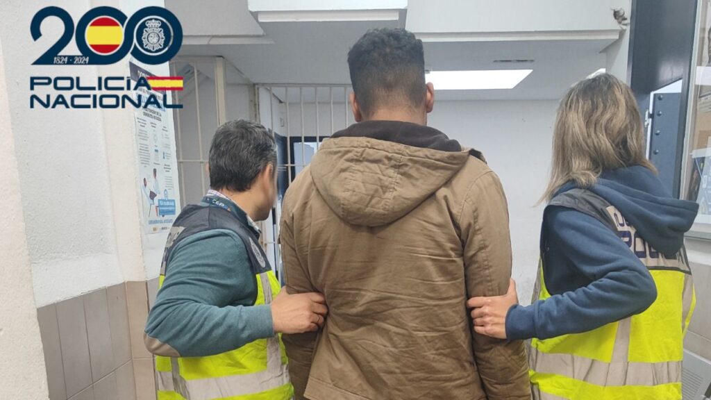 El joven detenido acusado de robar en un establecimiento y en varios coches, además de quemar uno de ellos.