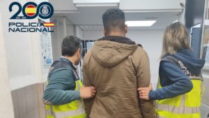 El joven detenido acusado de robar en un establecimiento y en varios coches, adem&aacute;s de quemar uno de ellos.