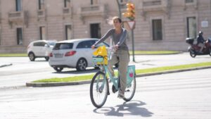 Chica en Bicicleta bicipalma