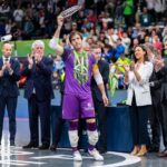 El capitán Carlos Barrón recoge el plato de subcampeones de la Copa de España