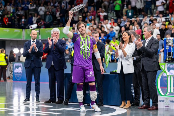 El capitán Carlos Barrón recoge el plato de subcampeones de la Copa de España