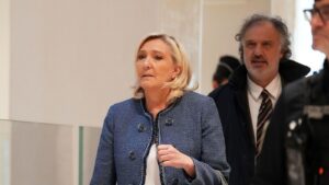 Imagen de la l&iacute;der ultraderechista francesa Marine Le Pen llegando al tribunal de Par&iacute;s este lunes
