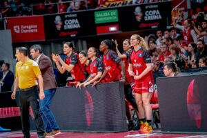 La mallorquina, con sus compa&ntilde;eras, en el banquillo