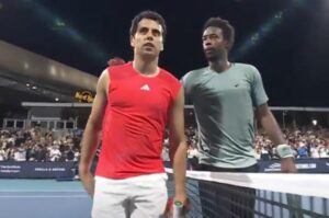 Munar y Monfils, en el saludo al final del encuentro.