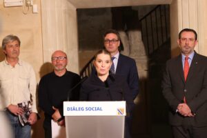 La presidenta Prohens, este jueves, atendiendo a los medios tras la reuni&oacute;n de la Mesa de Di&aacute;logo Social