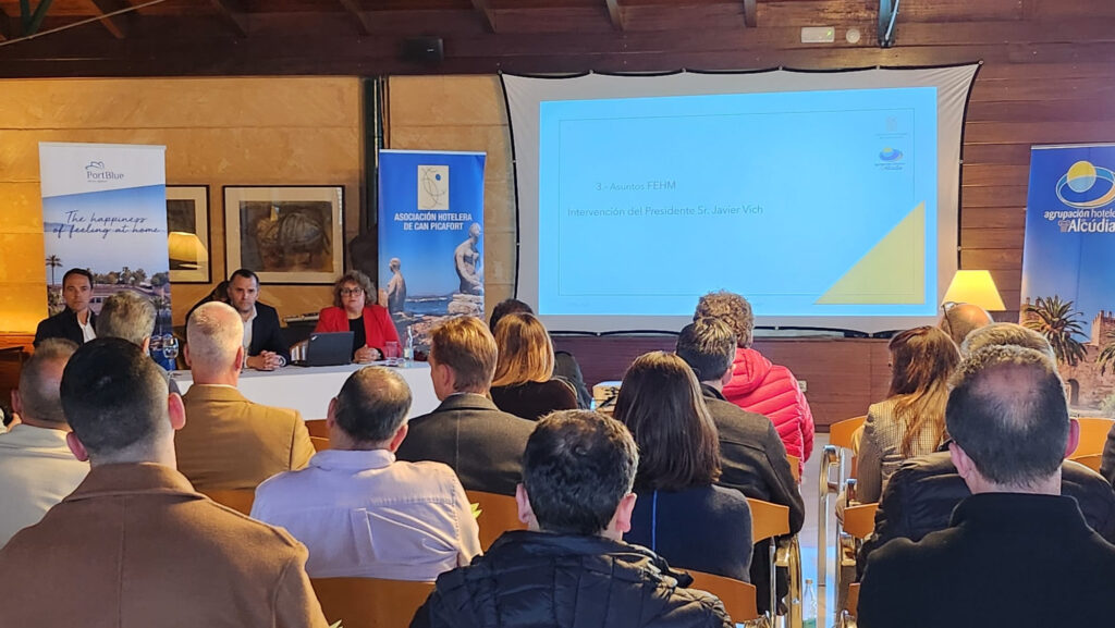 En la mesa, de izquierda a derecha, el presidente de las asociaciones hoteleras de Alcúdia y Can Picafort, Pablo Riera-Marsa, el presidente de la Federación Empresarial Hotelera de Mallorca (FEHM), Javier Vich, y la vicepresidenta, María José Aguiló.