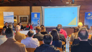 En la mesa, de izquierda a derecha, el presidente de las asociaciones hoteleras de Alc&uacute;dia y Can Picafort, Pablo Riera-Marsa, el presidente de la Federaci&oacute;n Empresarial Hotelera de Mallorca (FEHM), Javier Vich, y la vicepresidenta, Mar&iacute;a Jos&eacute; Aguil&oacute;.