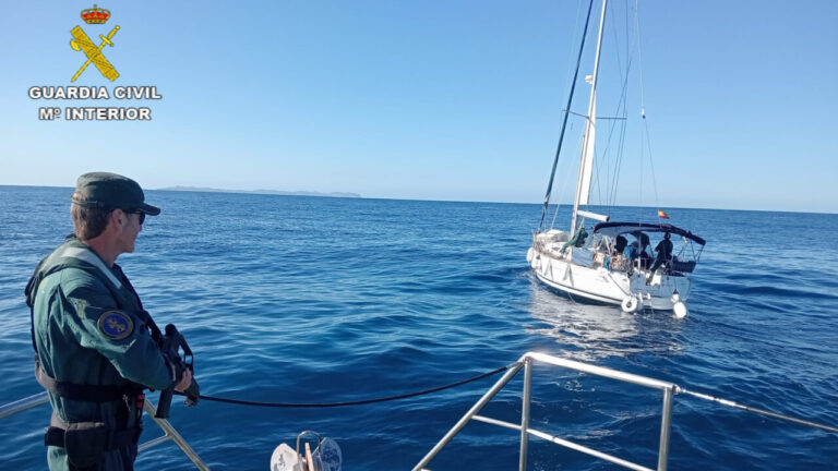 Intervención de la Guardia Civil en el robo de un velero.