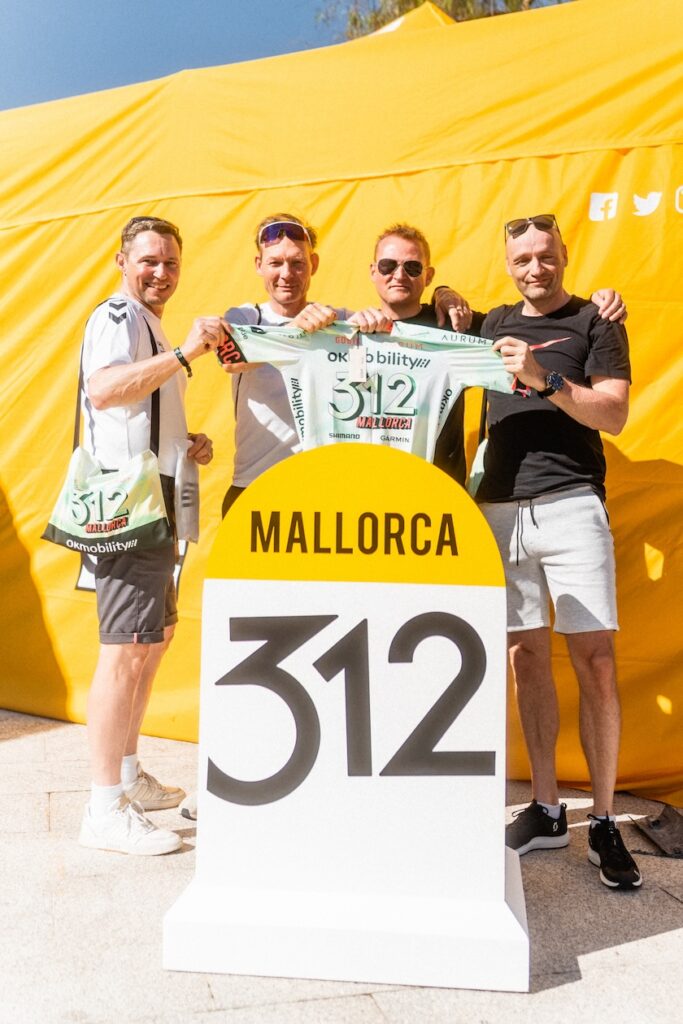 Algunos de los participantes en la Expo de La Mallorca 312 OK Mobility recibe a sus primeros participantes