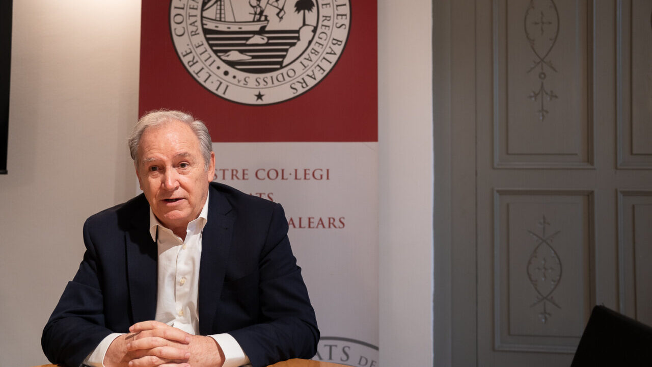 Mart&iacute;n Ale&ntilde;ar contestando a las preguntas de mallorcadiario.com