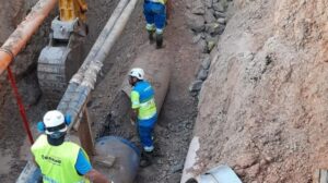 Operarios de Emaya durante un arreglo