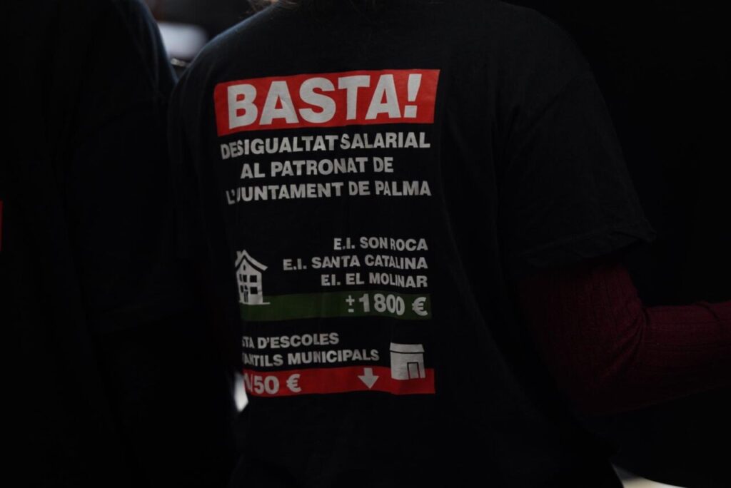 La camiseta que lucen las educadoras de centros externalizados