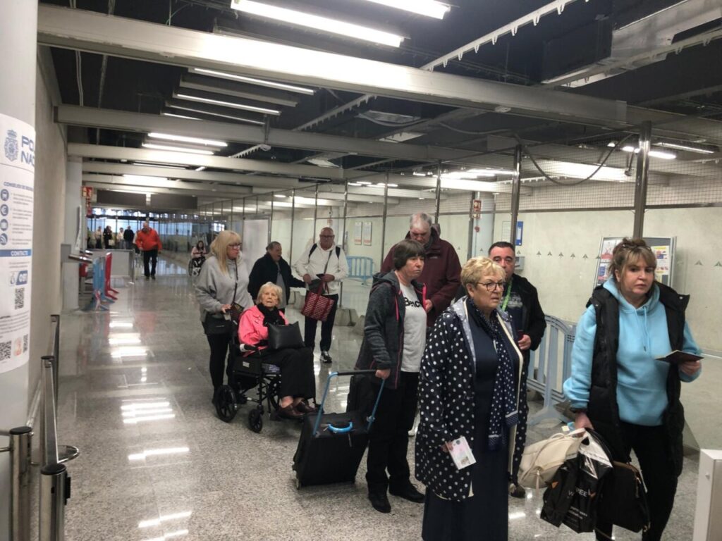 Personas mayores y con movilidad reducida esperando solas durante más de 30 minutos dentro y fuera de los aviones del aeropuerto de Palma