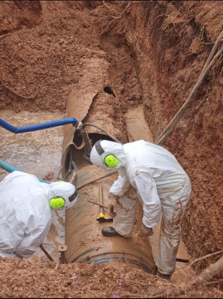 Operarios trabajando en la reparación