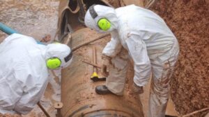 Operarios trabajando en la reparaci&oacute;n