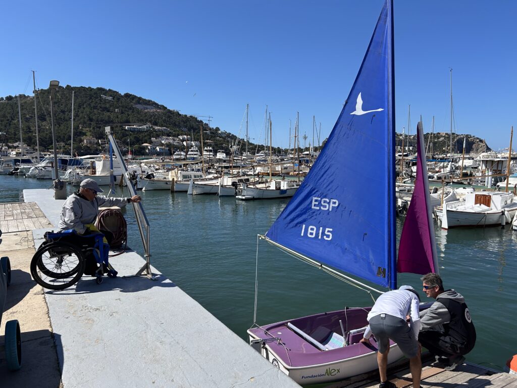 Miembros del equipo de vela adaptada de Club Náutico de Andratx ponen en el agua el velero de Violeta del Reino