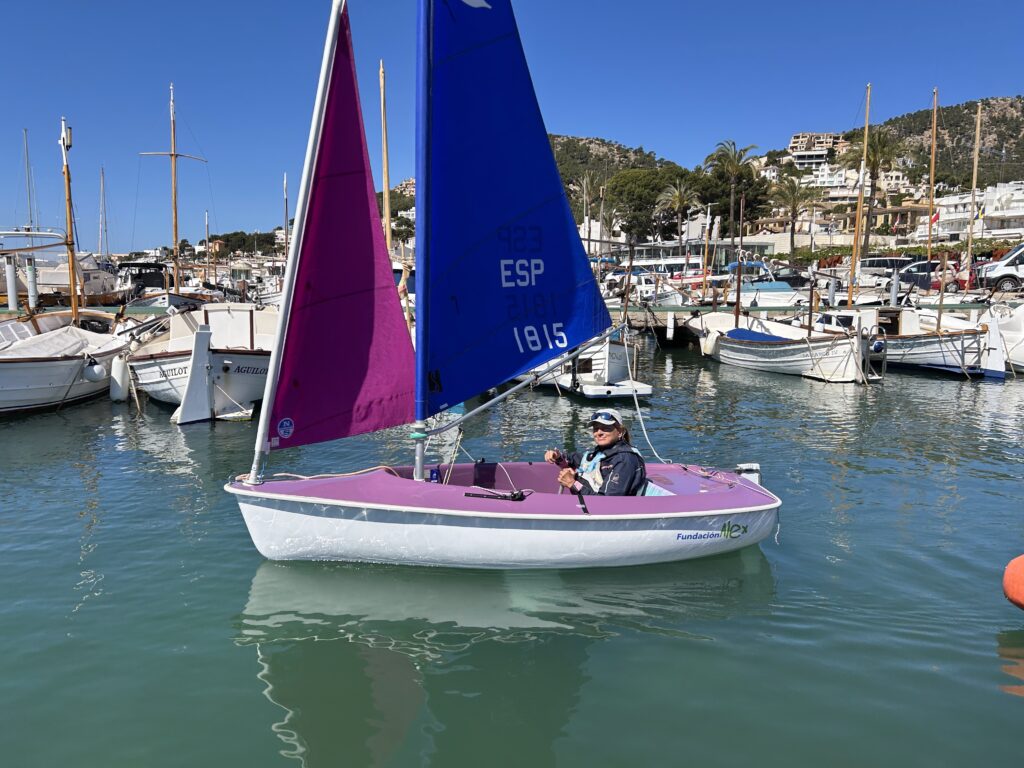 Violeta del Reino en su velero adaptado