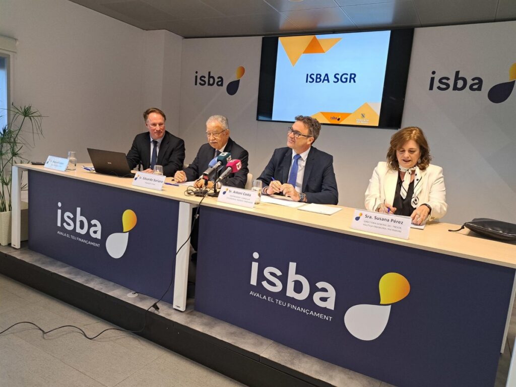 El director general de ISBA, Manuel López Araujo; el presidente de ISBA, Eduardo Soriano; el vicepresidente y conseller de Economía, Hacienda e Innovación, Antoni Costa, y la directora general del Tesoro, Política Financiera y Patrimonio, Susana Pérez -