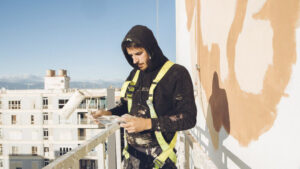 Joan Aguil&oacute; realizando uno de sus &uacute;ltimos trabajos