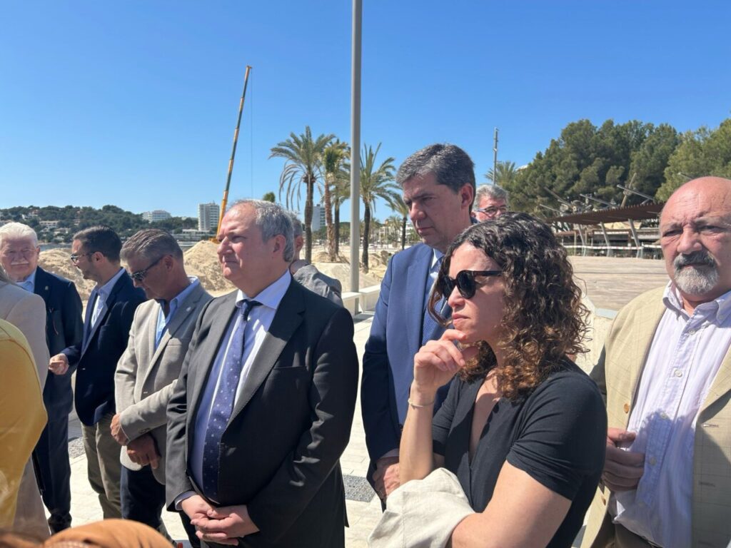 Jordi Hereu, Bauzà y Rosario Sánchez durante la visita al psaeo maritimo de Magaluf Jordi Hereu, Bauzà y Rosario Sánchez durante la visita al psaeo maritimo de Magaluf