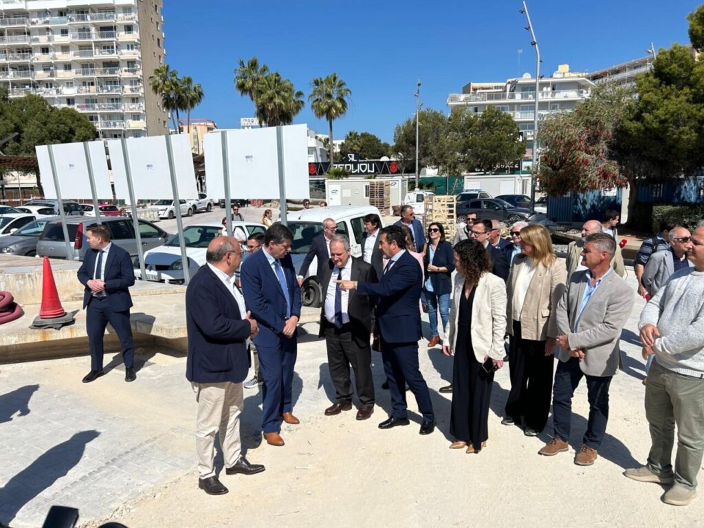 Jordi Hereu, ministro de Industria y Turismo visita las obras del nuevo paseo marítimo de Magaluf 2 Jordi Hereu, ministro de Industria y Turismo visita las obras del nuevo paseo marítimo de Magaluf