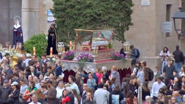La emoción y la serenidad llena las calles de Palma con la ‘processó del Sant Enterrament’