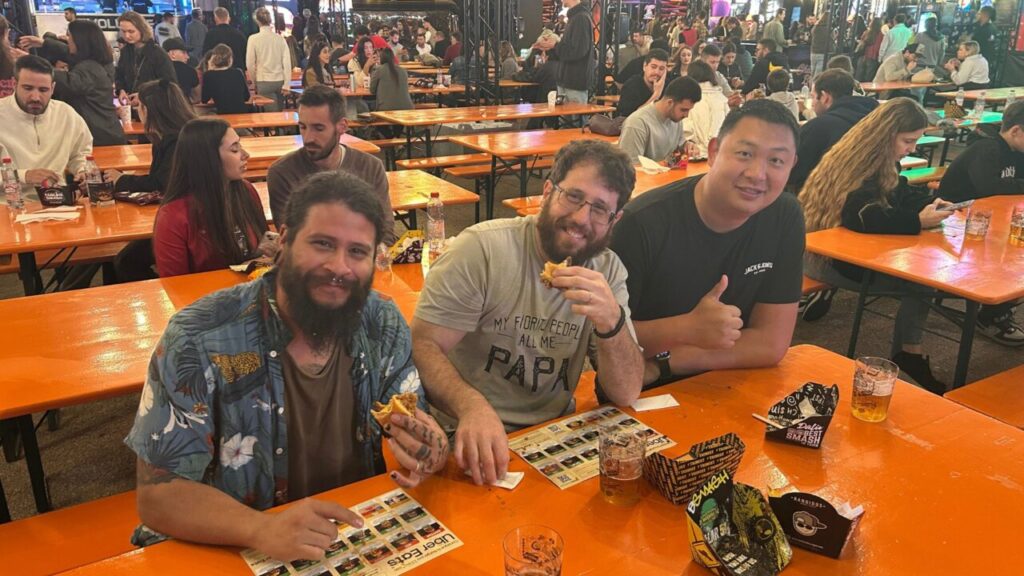 Alejandro González Das Neves, Willy He y Alejandro Murillo en The Champions Burger