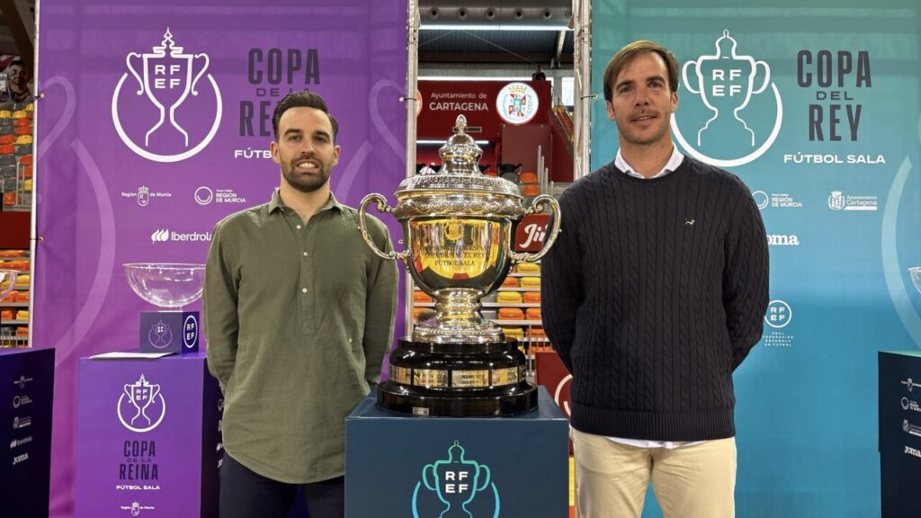 Míchel, jugador del Jaén Paraíso Interior, y Carlos Barrón posan con la Copa del Rey