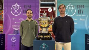Míchel, jugador del Jaén Paraíso Interior, y Carlos Barrón posan con la Copa del Rey