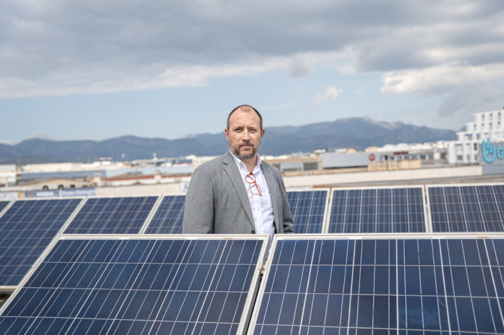 Hernando Rayo charlando sobre el Plan Atlas que mapea todos los tejados de Baleares para impulsar la energía solar