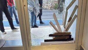 P&aacute;nico en el centro de salud de S&oacute;ller Un usuario rompe a patadas la entrada