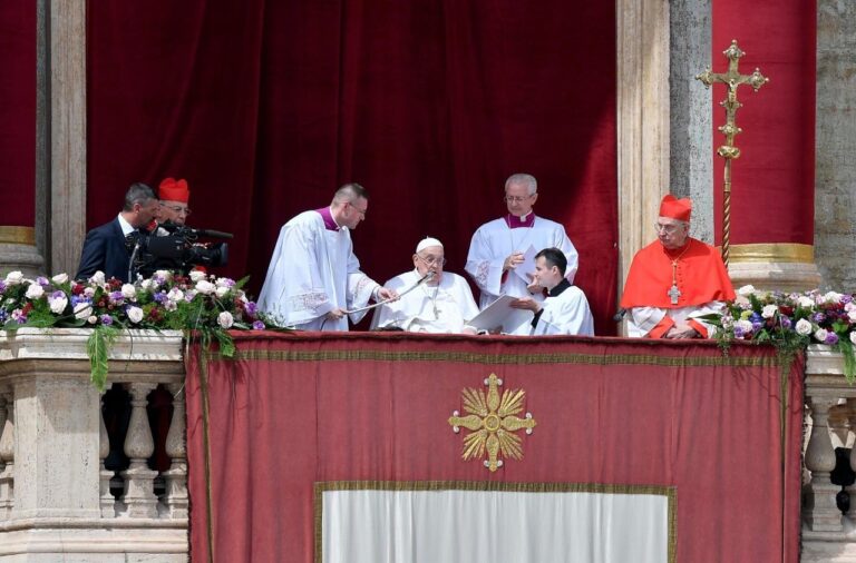El Papa durante la bendición Urbi et Orbe