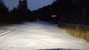 Una carretera de Puigpunyent te&ntilde;ida de blanco por la fuerte granizada