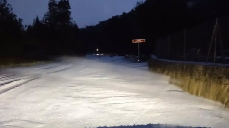 Una carretera de Puigpunyent teñida de blanco por la fuerte granizada