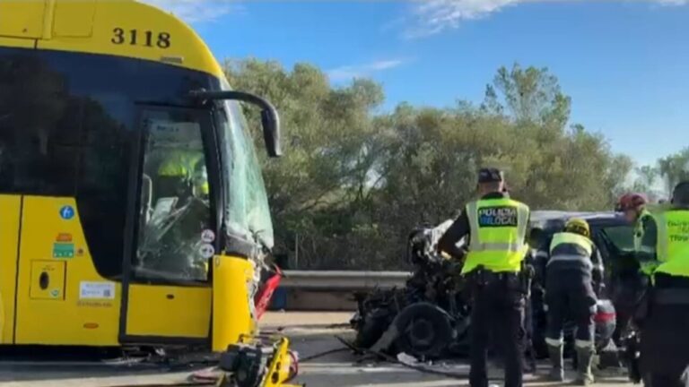 Un fallecido y ocho heridos en una colisión frontal de un autobús TIB en Portocolom