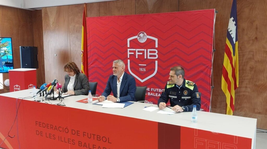 Acuerdo entre el Govern y la FFIB para implementar policías tutores en el fútbol base.