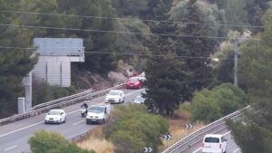 El coche rojo, que ha sufrido una aver&iacute;a, es el que ha provocado el atasco.