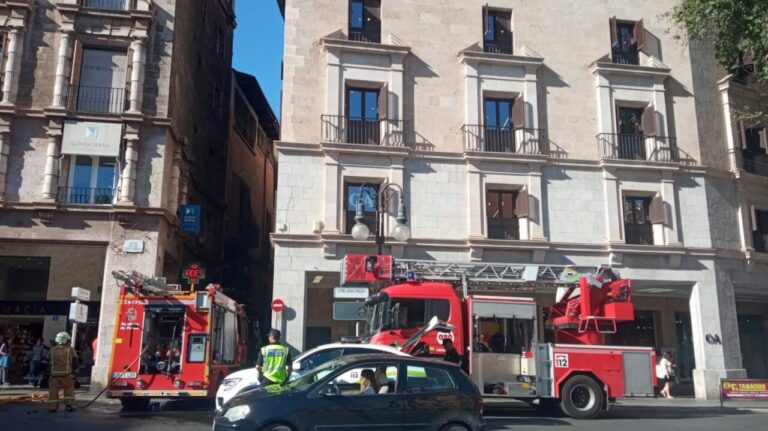 Sucesos. Herida una persona por inhalación de humo tras un incendio en la cocina de un restaurante en Palma