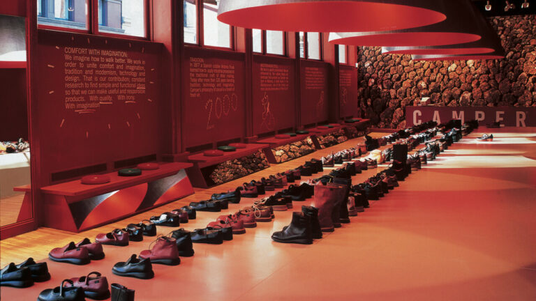 Zapatos en una tienda de Camper.