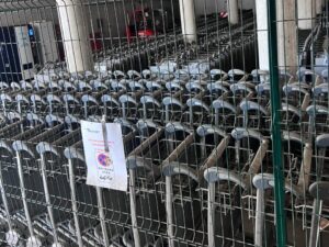 Aena elimina los carros portaequipajes y se encuentran acumulando polvo