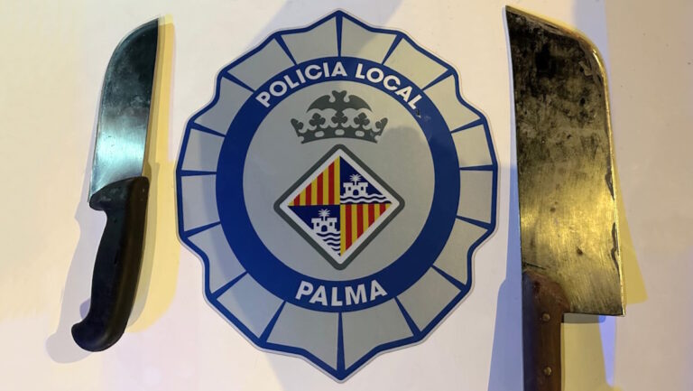 Pillado con marihuana y dos grandes cuchillos en su coche.