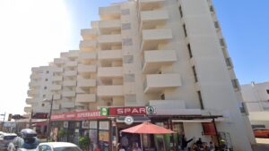 Un incendio en un supermercado obliga a desalojar un aparthotel de seis plantas.