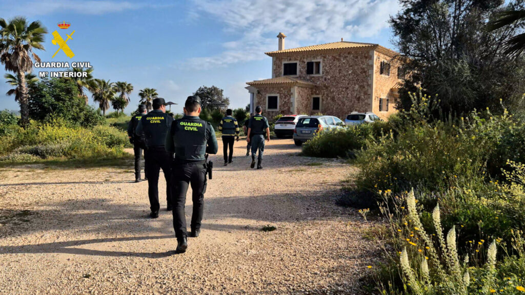 La Guardia Civil, durante uno de los registros.