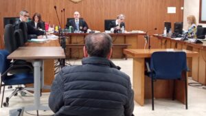 El expresidente del patinaje balear, de espaldas, durante el juicio en la Audiencia Provincial.